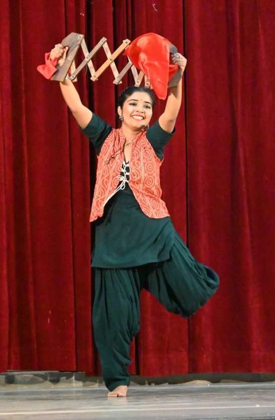 छत्तीसगढ़ी के अलावा राजस्थानी, गुजराती, बंगाली, उड़ीया, पंजाबी, व अन्य राज्यों के डांस का आनंद दर्शकों ने लिया।