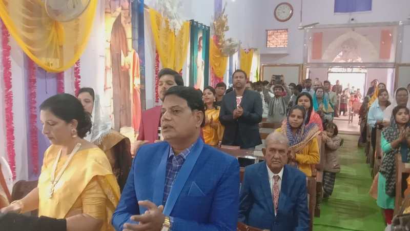 क्रिसमस पर्व पर चर्च में की गई विशेष प्रार्थना