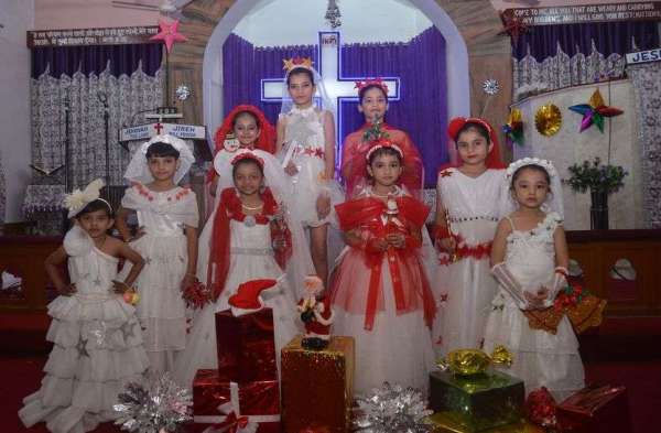 छुक छुक करते आये सांता