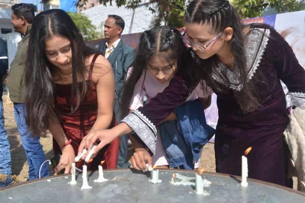 छुक छुक करते आये सांता