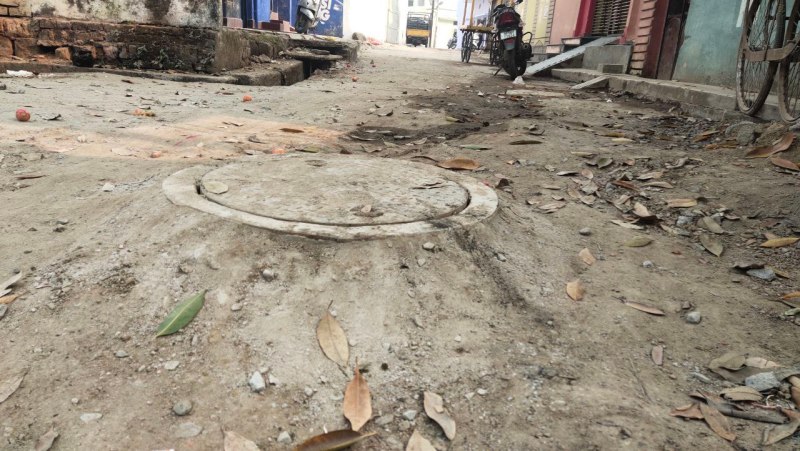 सीवर लाइन निर्माण में लापरवाही, सड़क से ऊंचा बना दिया चेंबर, धंस रहे वाहन