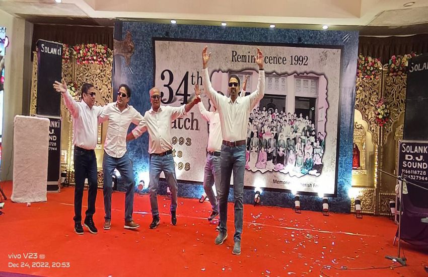 सालों बाद मिले यार तो चेहरे खिले