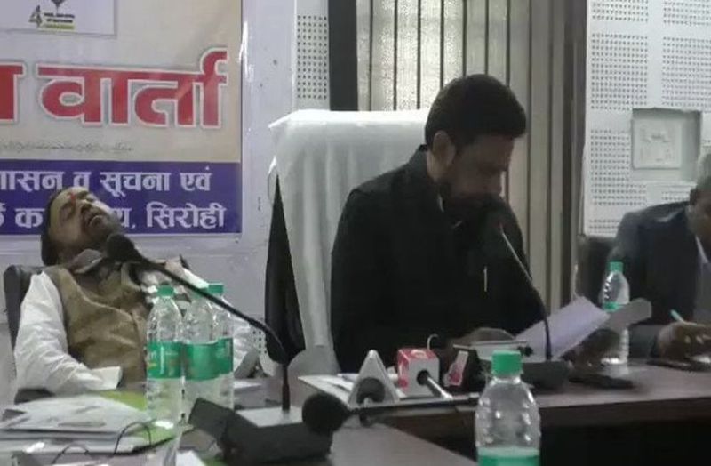 प्रभारी मंत्री सरकार की उपलब्धियां बता रहे थे और सीएम सलाहकार सो गए, प्रदेशभर में चर्चा