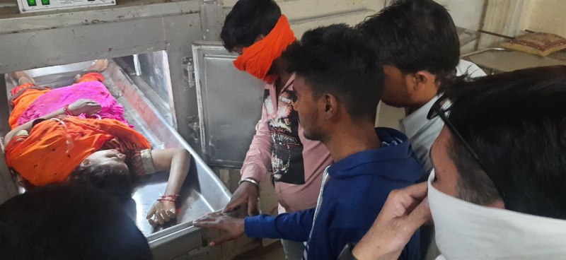 सड़क पर एजेंसी ने डाली मिट्टी, चार पहिया की जद में आने से महिला की गई जान