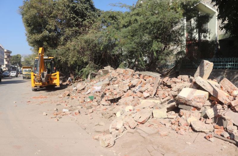 गुमटियां तोड़ने पर जताया विरोध, रोजगार दिलाने की मांग