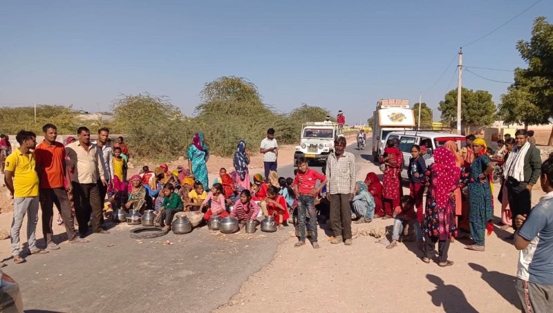पानी की मांग पर प्रदर्शन, आक्रोशित महिलाओं ने फोड़ी मटकियां