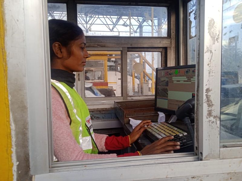 टोल पर पर्ची काटतीं महिला कार्मिक