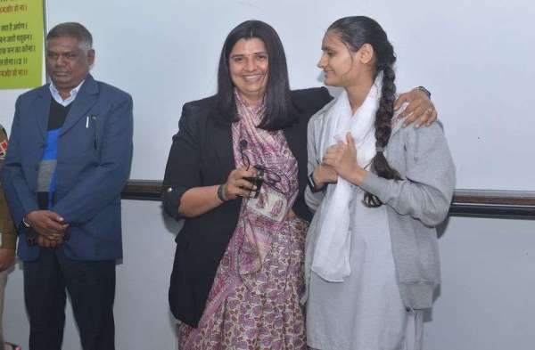 मंजिलें उन्हीं को मिलती हैं, जिनके सपनों में जान होती है...