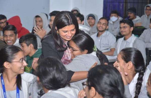 मंजिलें उन्हीं को मिलती हैं, जिनके सपनों में जान होती है...