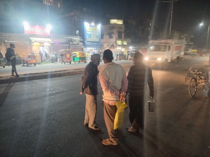 बस के इंतजार में चांदपोल बस स्टैंड पर खड़े यात्री