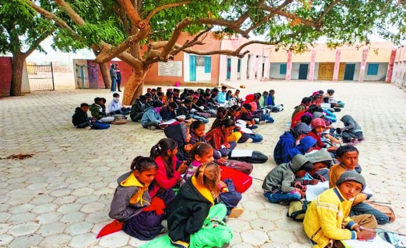 इस स्कूल में कमरों की कमी से पेड़ों के नीचे बैठकर पढ़ना मजबूरी