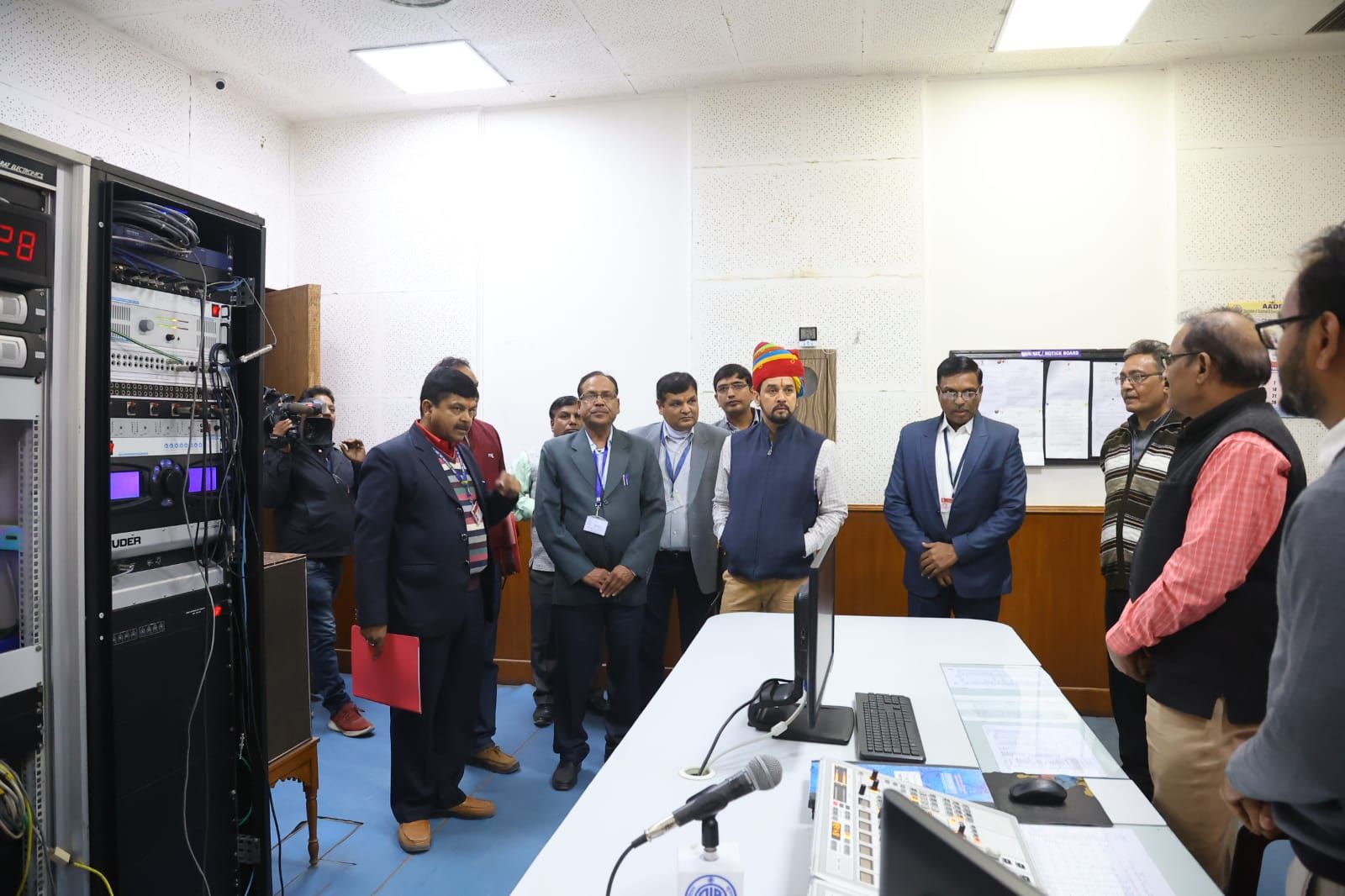 आकाशवाणी केंद्र पहुंचे केंद्रीय मंत्री ठाकुर,लिया जायजा