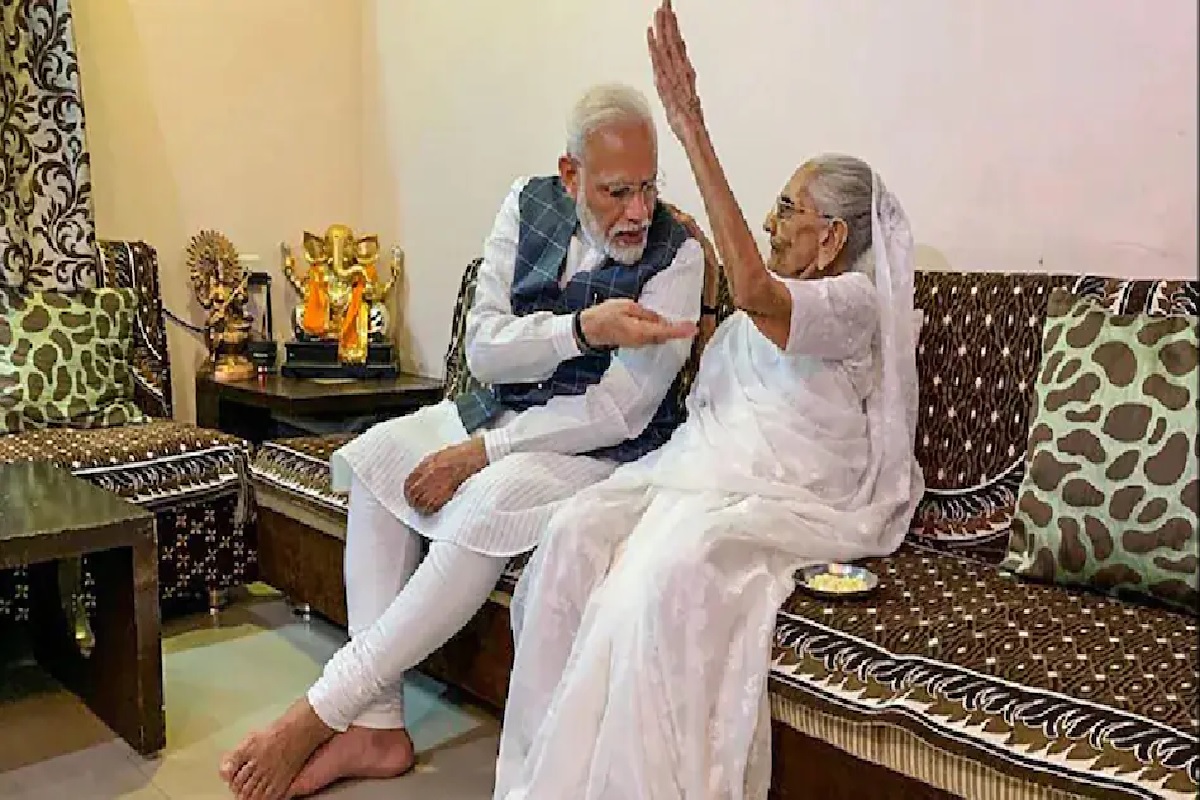 pm_modi_mother.jpg
