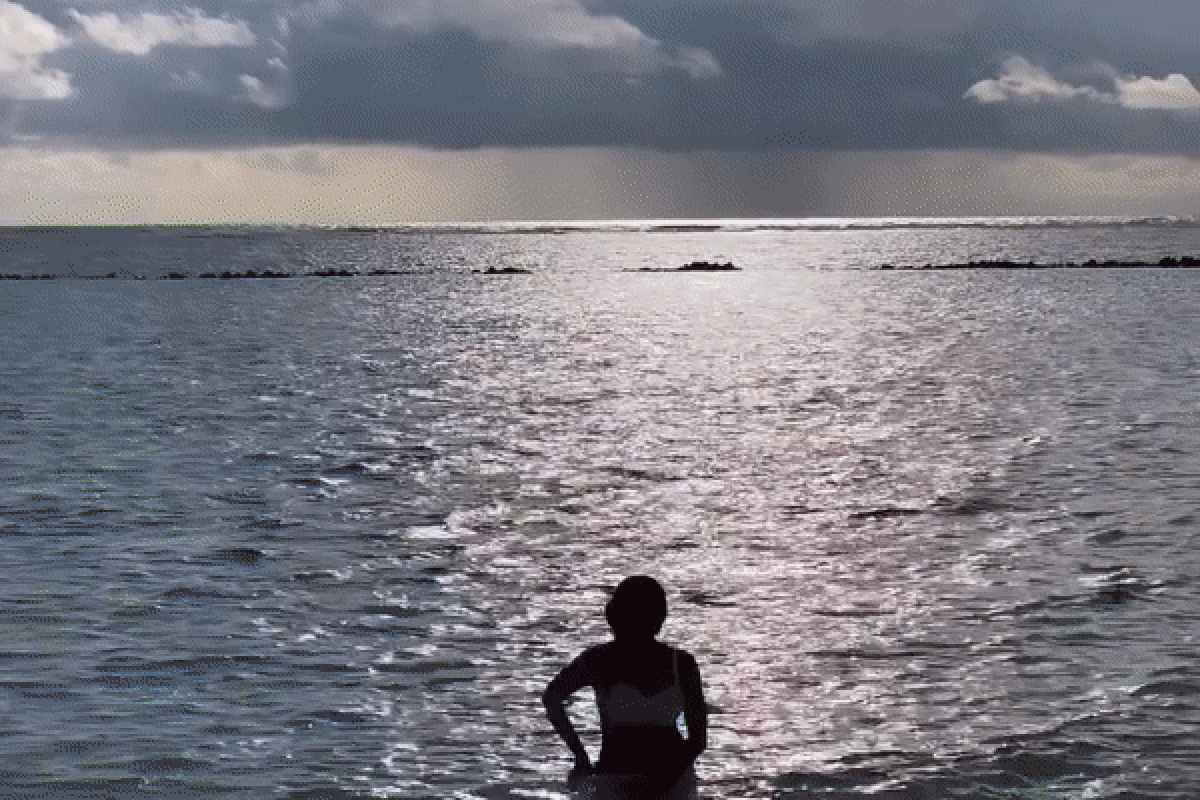 समुंदर बीच पर मोनालिसा ने पति संग किया रोमांस, बोल्ड लुक में शेयर की गुडबाय 2022 वाइब्स