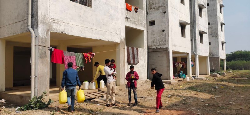 15 दिन का किया था वादा, दो माह बाद भी प्रधानमंत्री आवास में पानी, न बिजली