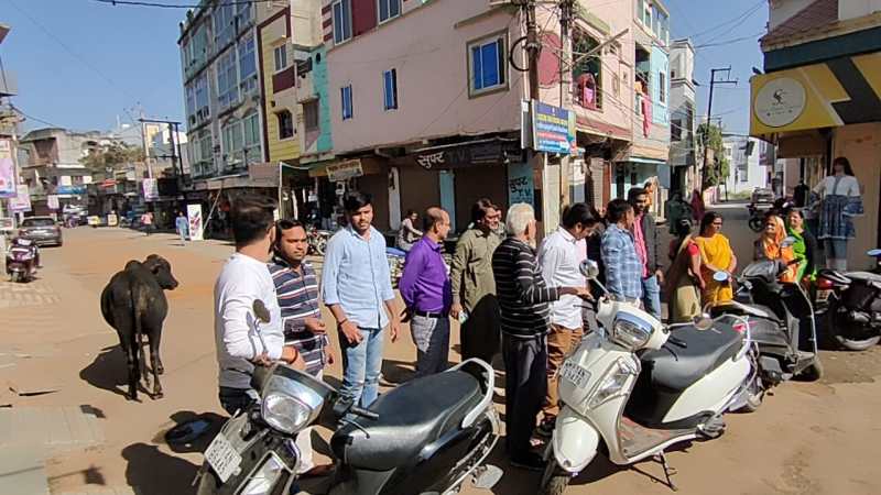 सडक़ के गड्ढों में भरी दी मिट्टी, धूल को देख भडक़े रहवासी, पार्षद से उलझे