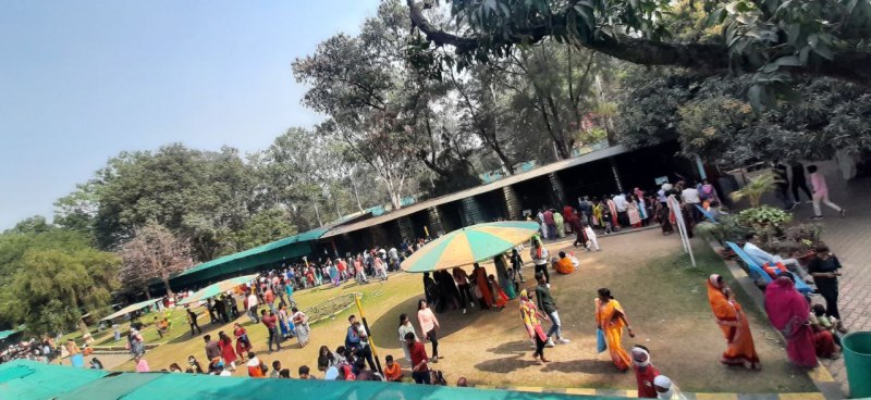 नए साल के पहले दिन मैत्रीबाग में लगा पर्यटकों का हुजूम