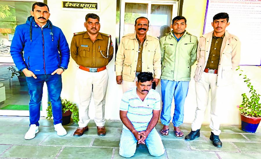 पत्नी को डराने के लिए हथियार लेकर जा रहा था, पुलिस ने किया गिरफ्तार