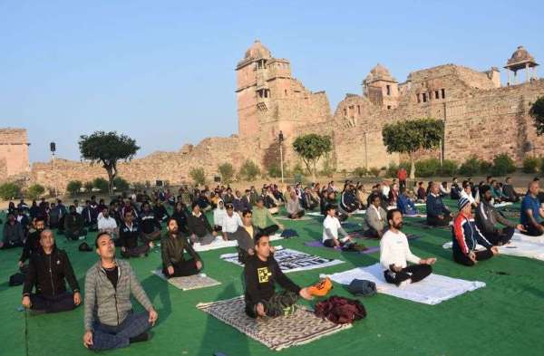 Yoga At Chittorgarh Fort : नई सुबह का नया संकल्प, योग के साथ जीएं जिन्दगी, ऊर्जा से रहेंगे भरपूर