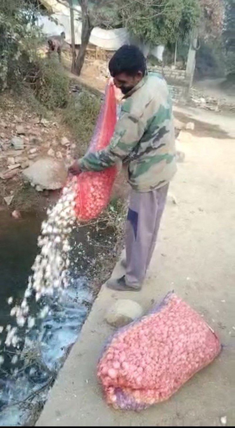 पहले सेना में रह की देश सेवा, अब किसान बन हो रहे प्रताडि़त