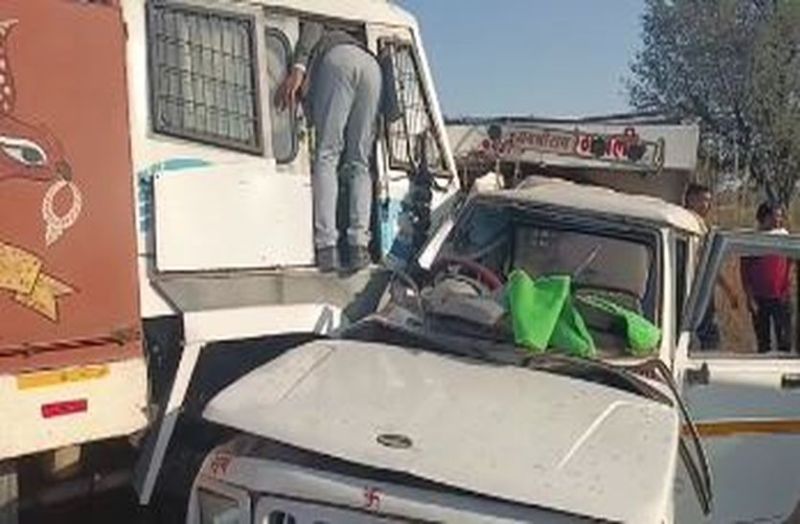 BIG ACCIDENT: सड़क हादसे में 9 मरे, तीन भाई बहन व पति- पत्नी भी शामिल