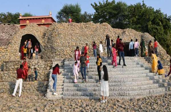 सहपरिवार लोग पिकनिक मनाने यहां पर पहुंचे