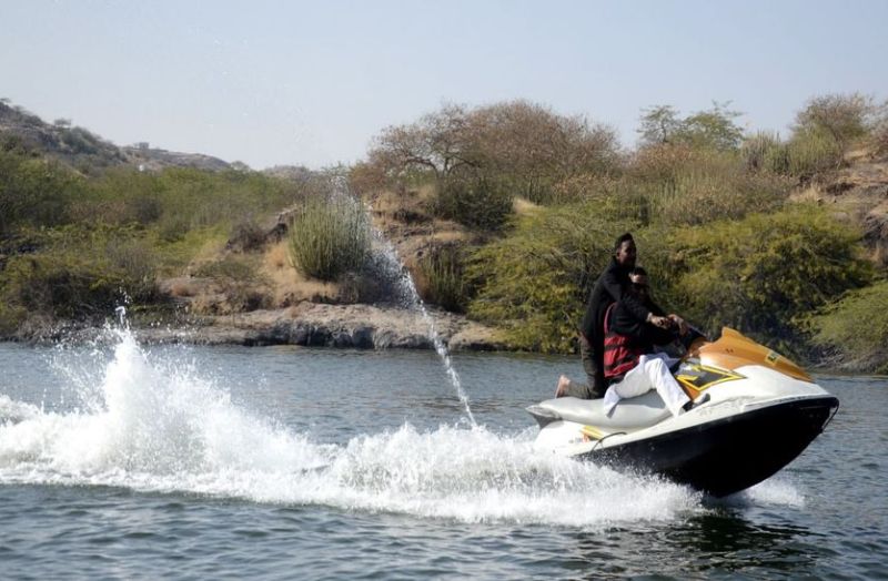 आरटीडीसी चेयरमैन ने कायलाना झील में की बोटिंग, स्कूटर राइडिंग का लुत्फ भी उठाया