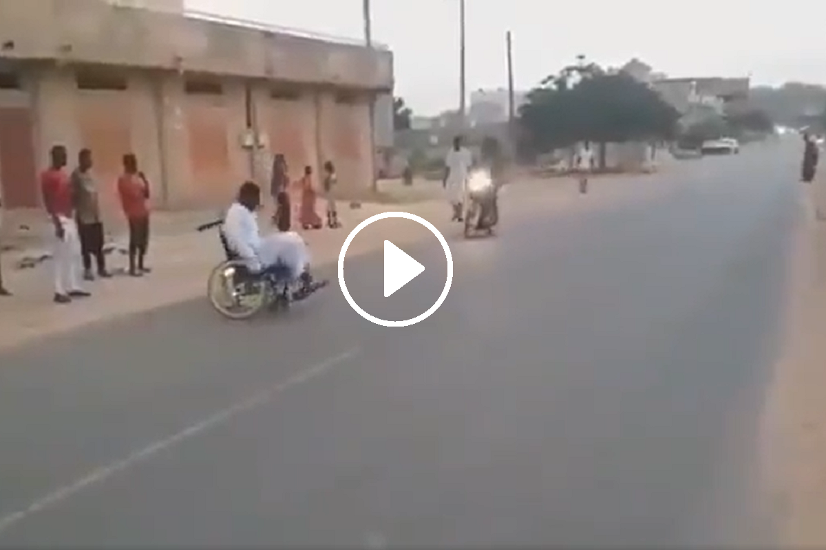 Viral Video: सामने से आ रही थी बाइक, तभी व्हीलचेयर पर बैठे शख्स के साथ हुआ
चमत्कार