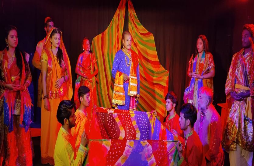 नाटक में दिखाई स्त्री की 'अग्निपरीक्षा',नाटक में दिखाई स्त्री की 'अग्निपरीक्षा'