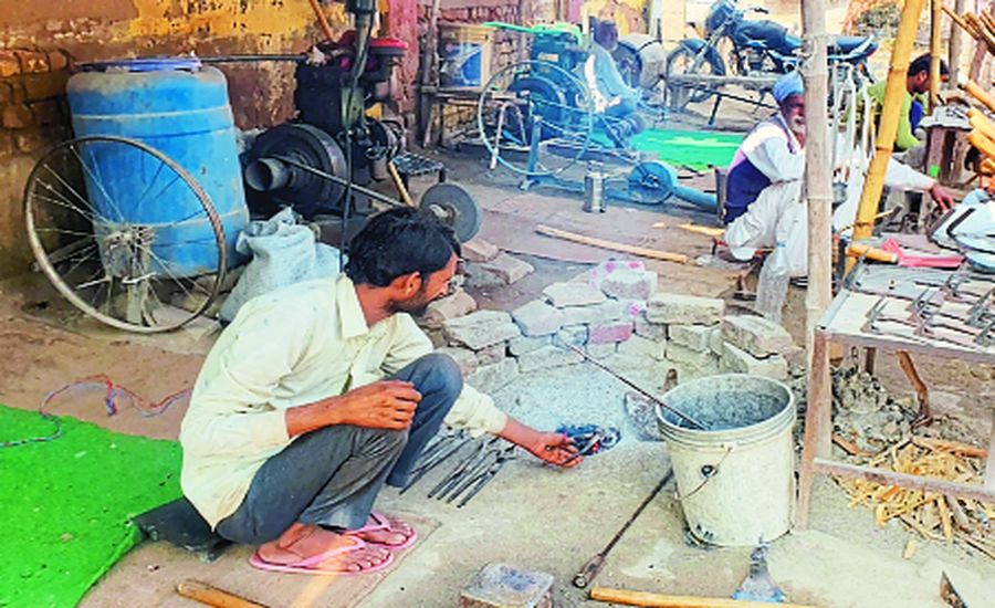 आधुनिकता की दौड़ में लुप्त होने लगा परंपरागत व्यवसाय