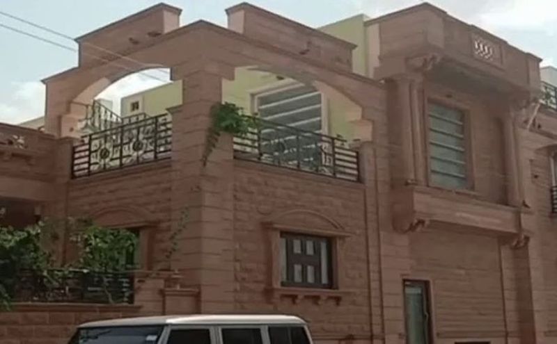 बालोतरा स्थित आरोपी का आवास, जहां पर हुई थी गत जून में ट्रेप की कार्रवाई। file