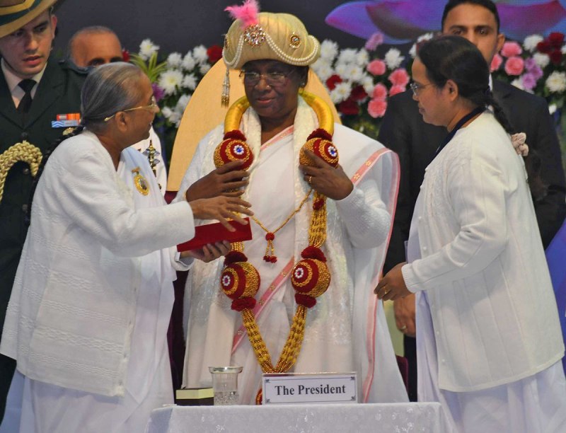 राष्ट्रपति द्रौपदी मुर्मू दो दिवसीय दौरे पर माउंट आबू पहुंची, ब्रह्माकुमारी संस्थान में सम्मेलन का किया उद्घाटन