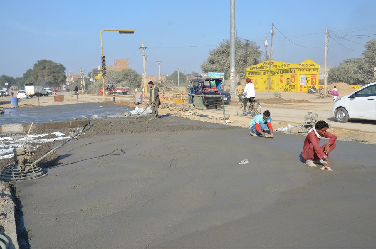 अब फिर ड्रिल मशीन का खड़का, फिर सड़क खुदाई