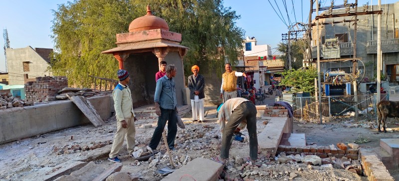 नत्थूसर बास कुआं पर चल रहा निर्माण कार्य