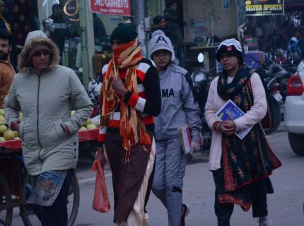 श्रीगंगानगर के गोलबाजार में ठिठुरन ठंड व घने कोहरे के चलते गर्म कपड़ो में लिपटे महिलाएं।