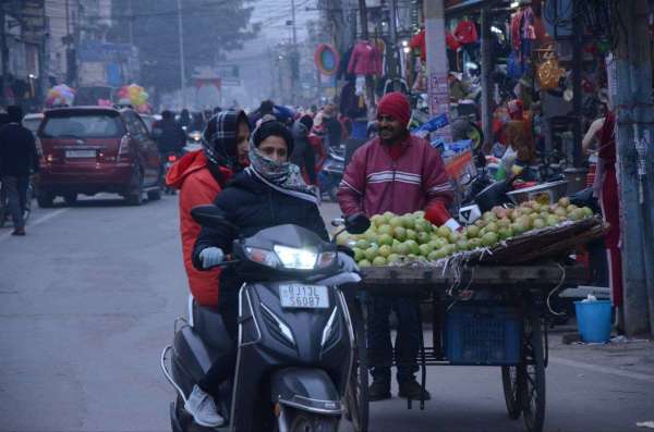 श्रीगंगानगर के गोलबाजार में ठिठुरन ठंड व घने कोहरे के चलते गर्म कपड़ो में लिपटे महिलाएं।