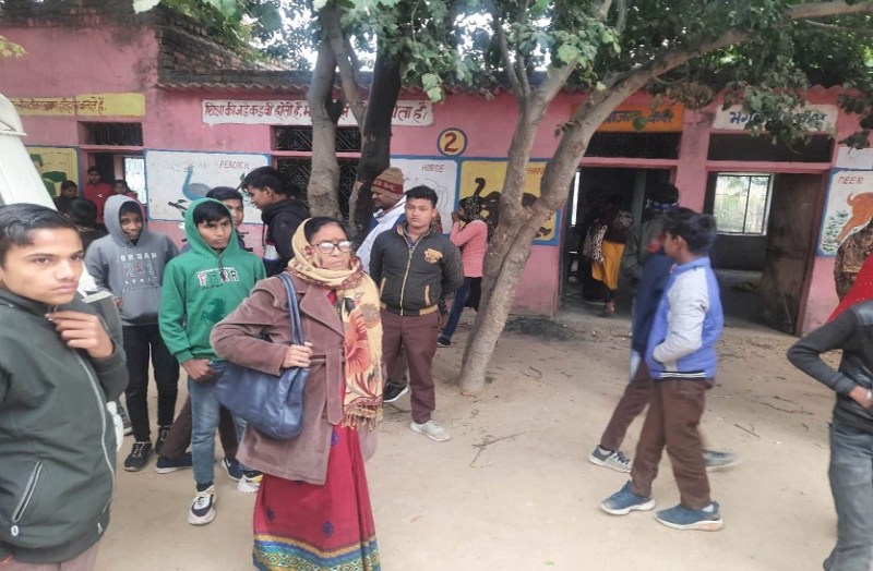 शीत लहर में संचालित मिले निजी विद्यालय, सीबीईओ ने लगाई फटकार