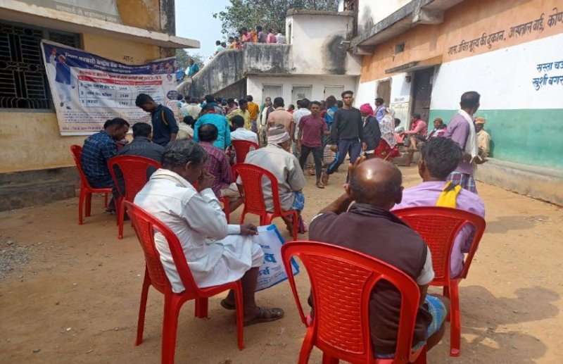 उपभोक्ताओं के लिए परिसर में पानी और बैठने की व्यवस्था