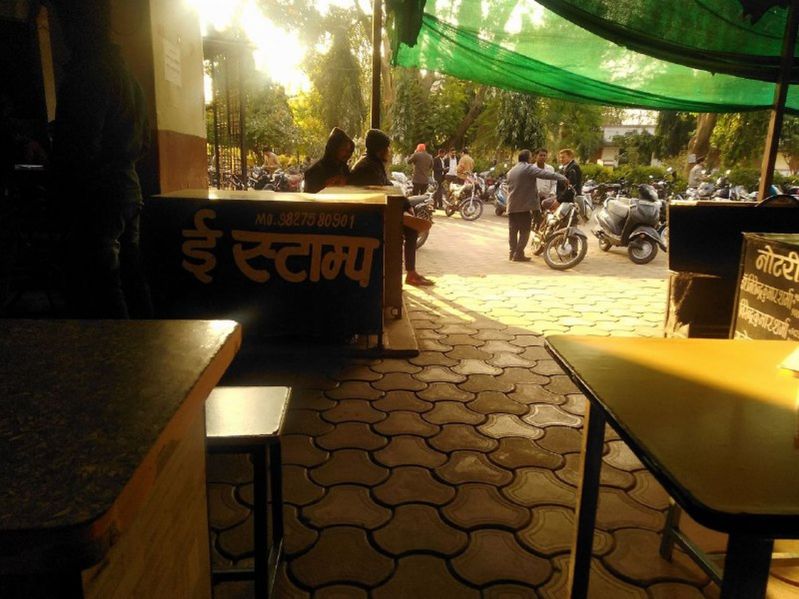 स्टाम्प नहीं मिलने से लोग परेशान, भटकते रहे कोर्ट