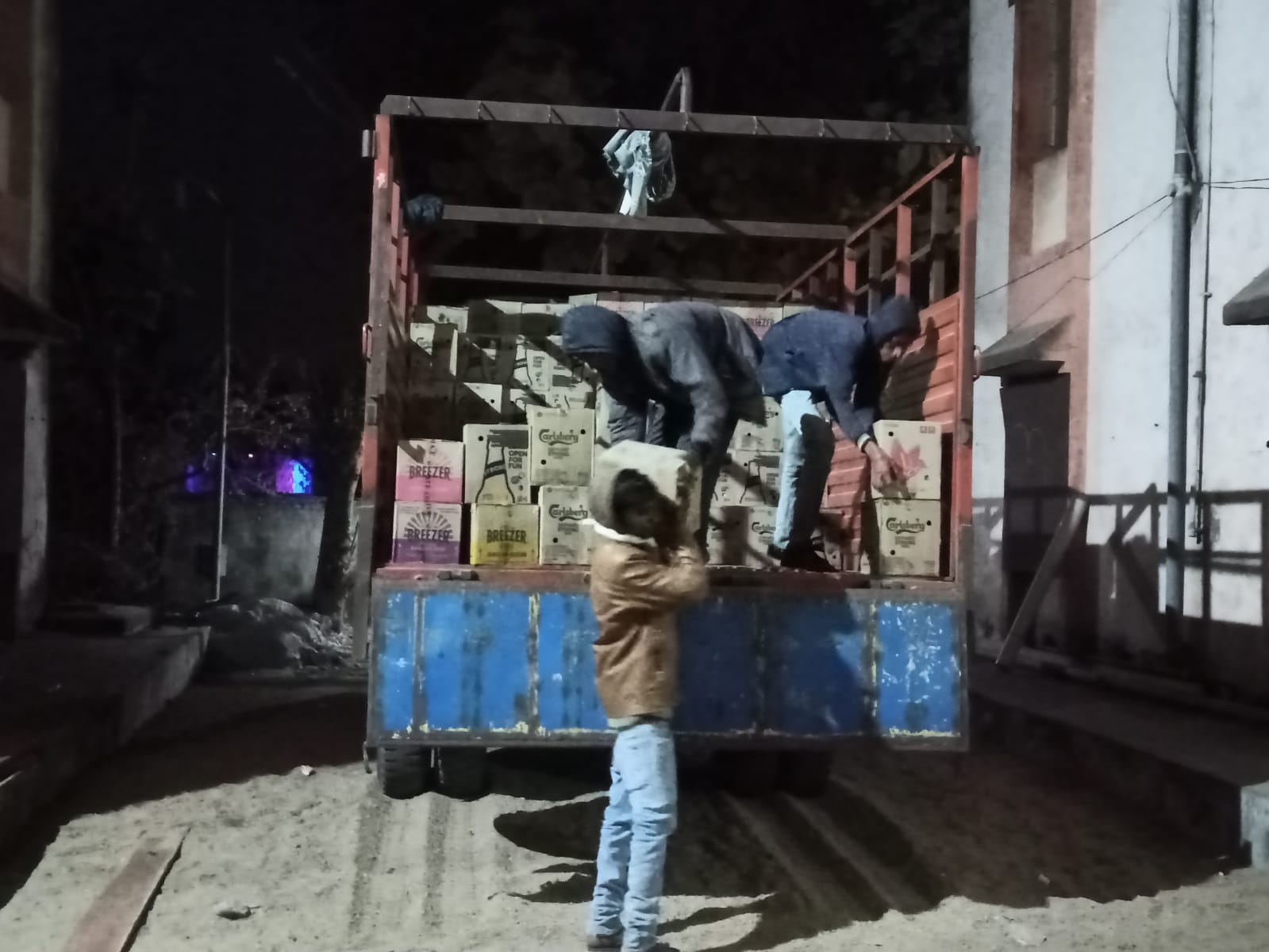 शराब तस्कर एटीएस टीम के वाहन को टक्कर मार गुजरात ले गए अवैध शराब से भरा ट्रक, 1 गिरफ्तार