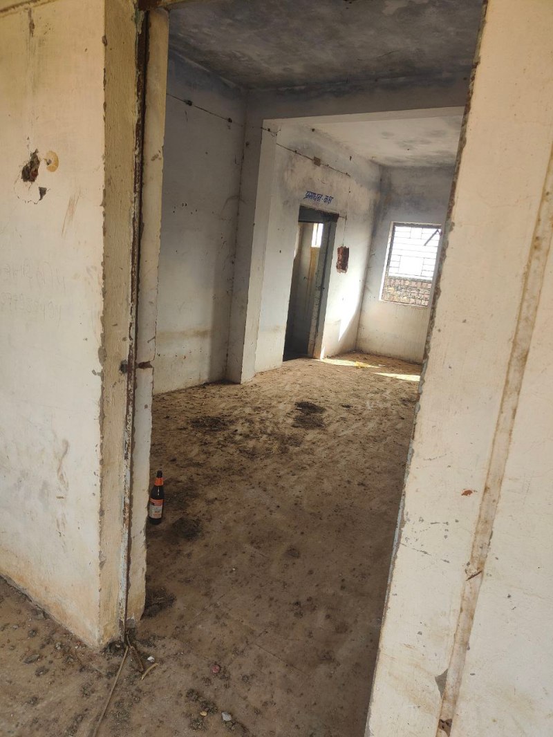 आदिवासियों के लिए बना था रैन बसेरा, अनदेखी से गेट तक उखाड़ ले गए लोग