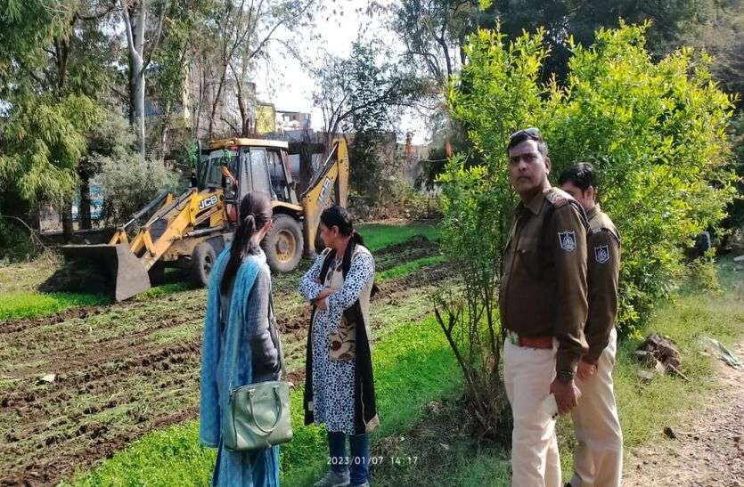 Watch video: Ratlam collector released his WhatsApp number