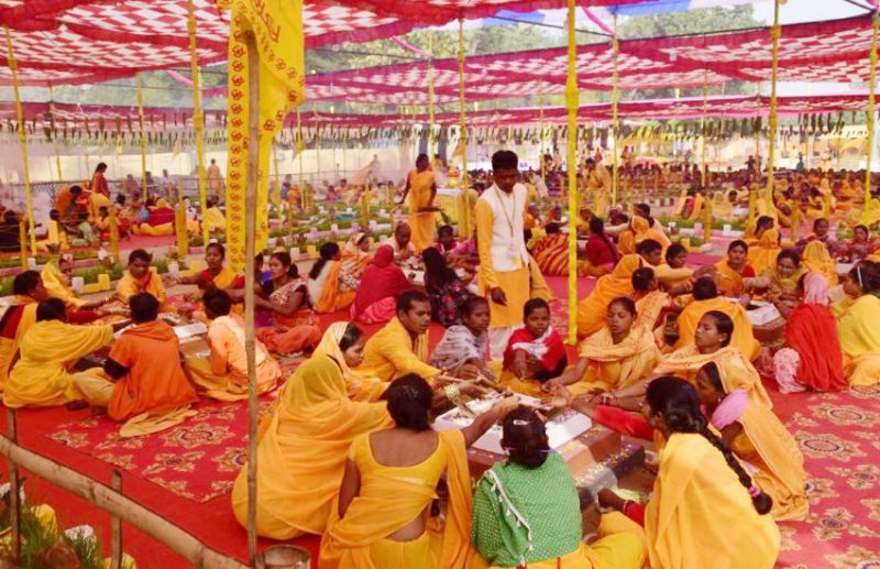 मंदिर परिसर में यज्ञ के दौरान हवन करते हुए भक्त।