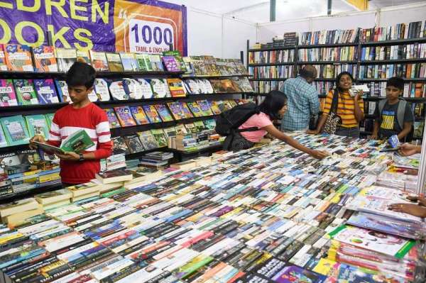 पढ़ने के शौकीनों ने जमकर खरीदी अपनी पसंद की पुस्तकें