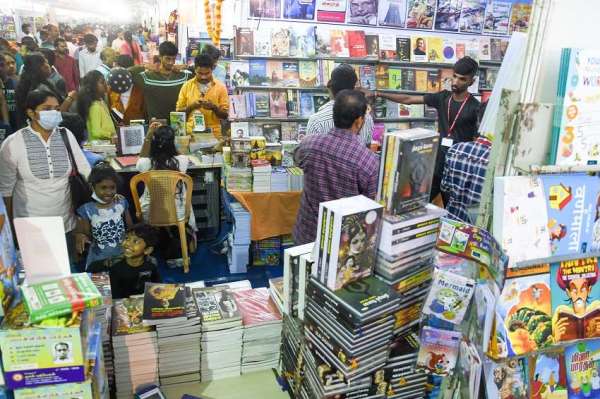 पढ़ने के शौकीनों ने जमकर खरीदी अपनी पसंद की पुस्तकें