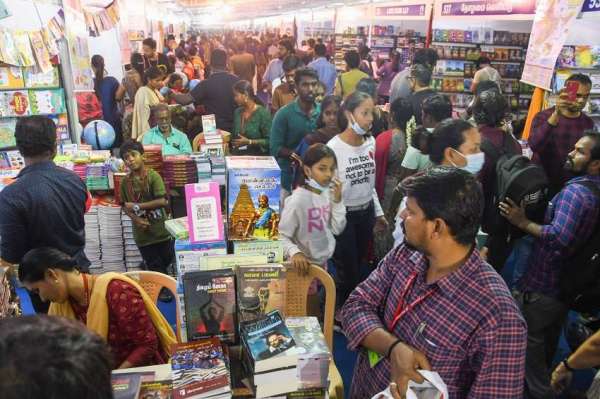 पढ़ने के शौकीनों ने जमकर खरीदी अपनी पसंद की पुस्तकें