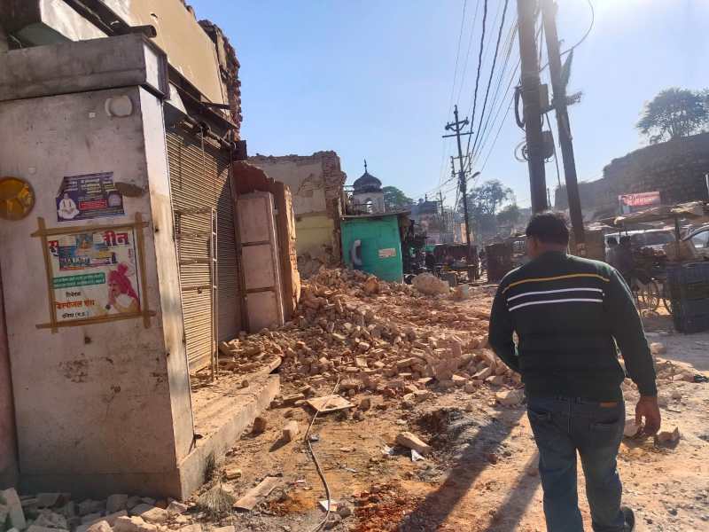 हादसे से नहीं लिया सबक, फिर तोड़ी दुकानें