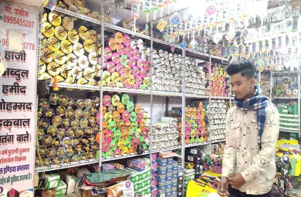 पतंगों की कीमत दो से लेकर 100 रुपए तक है।