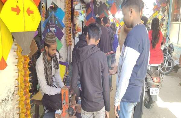 राजधानी जयपुर के बाजार खरीदारों से गुलजार हो रहे हैं।