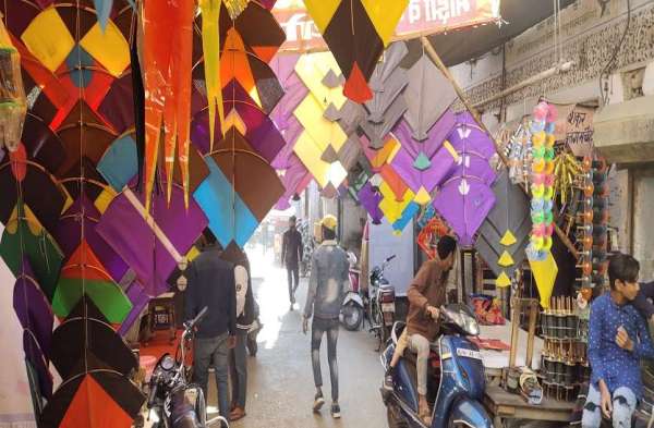 पतंगों की दुकानों पर भीड़ उमड़ रही है।